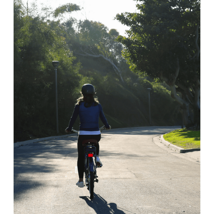 Woman_Facing_Back_Riding_Simple_Step-Thru_500W_at_the_Road