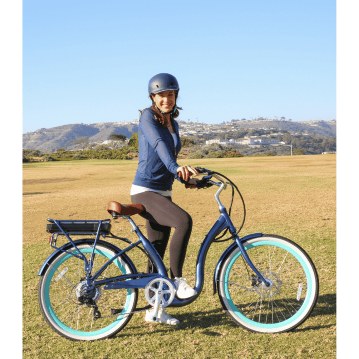 Woman_Holding_the_Simple_Step-Thru_500W